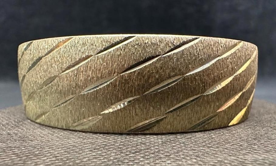 Lot 415: Sterling Silver 18mm Diamond-Cut Bracelet