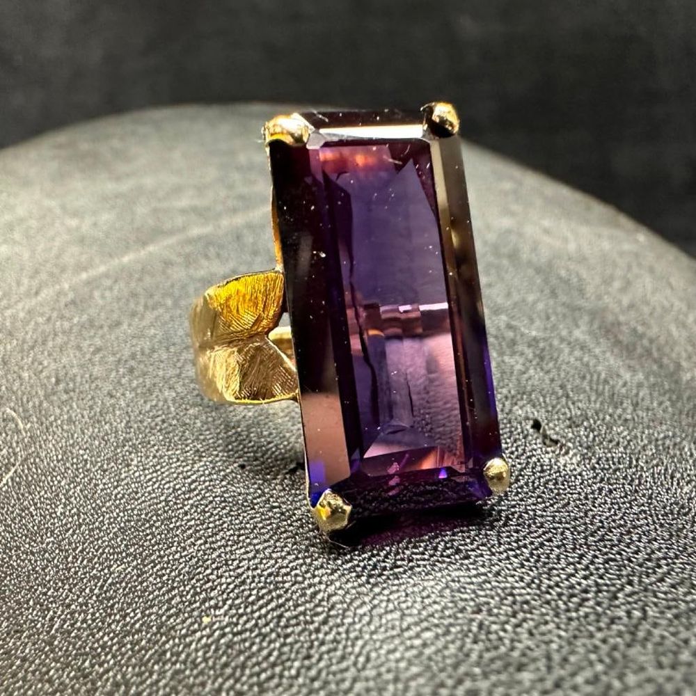 Lot 421: Vintage 10k Ring with Large Color-Change Stone