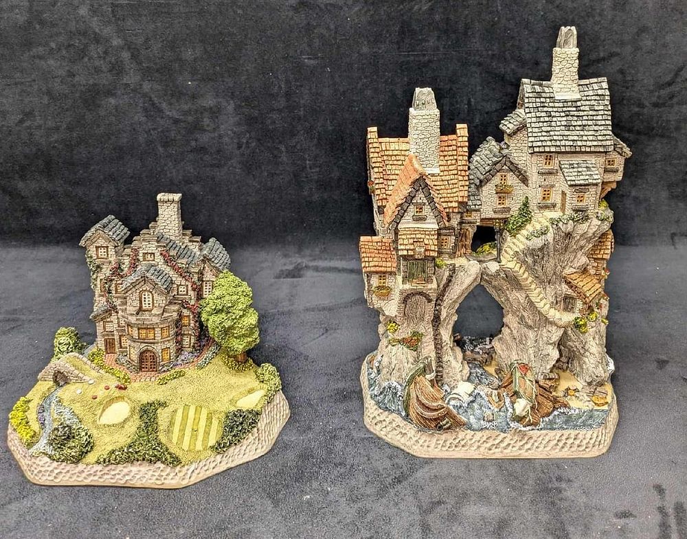 Lot 462: David Winter Gold Clubhouse And S/N Wrecker's Cottage