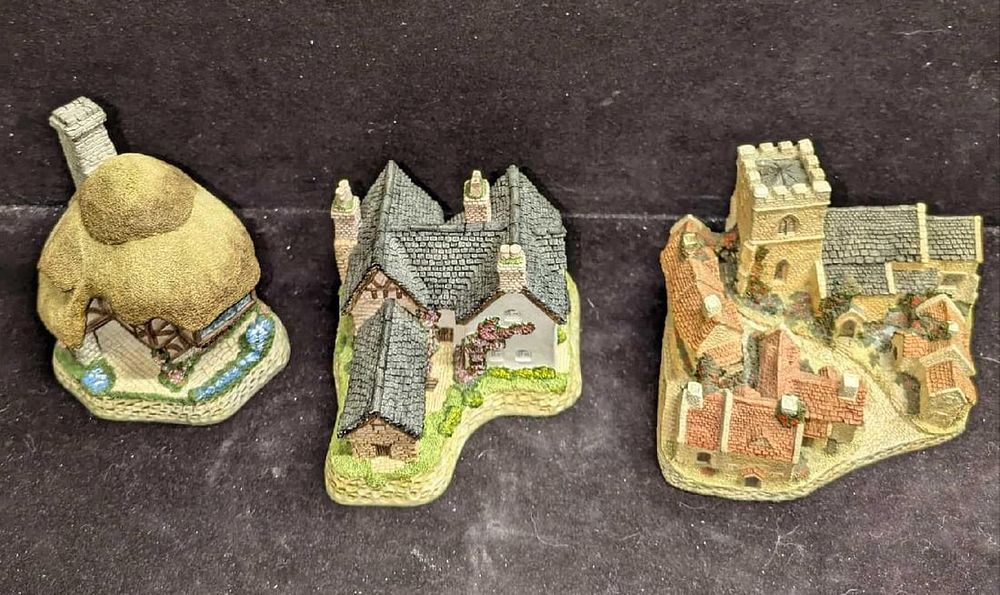 Lot 184: 3 David Winter Cottage Figurines Costwold Village Pudding Cottage Benboy's Farmhouse