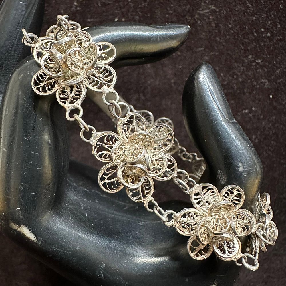 Lot 299: Fine Sterling Silver Mexico Filigree Flower Floral Link Bracelet N29