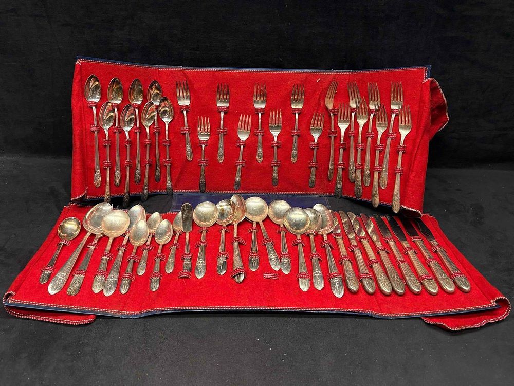 Lot 340: Wm Rogers Mfg Co Silverplated Flatware Set with Extra Plate