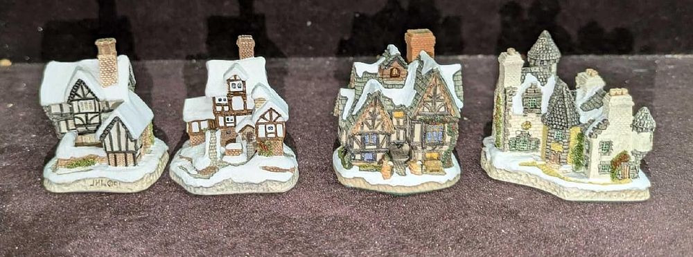 Lot 367: 4 David Winter Mini Cottages Ornaments