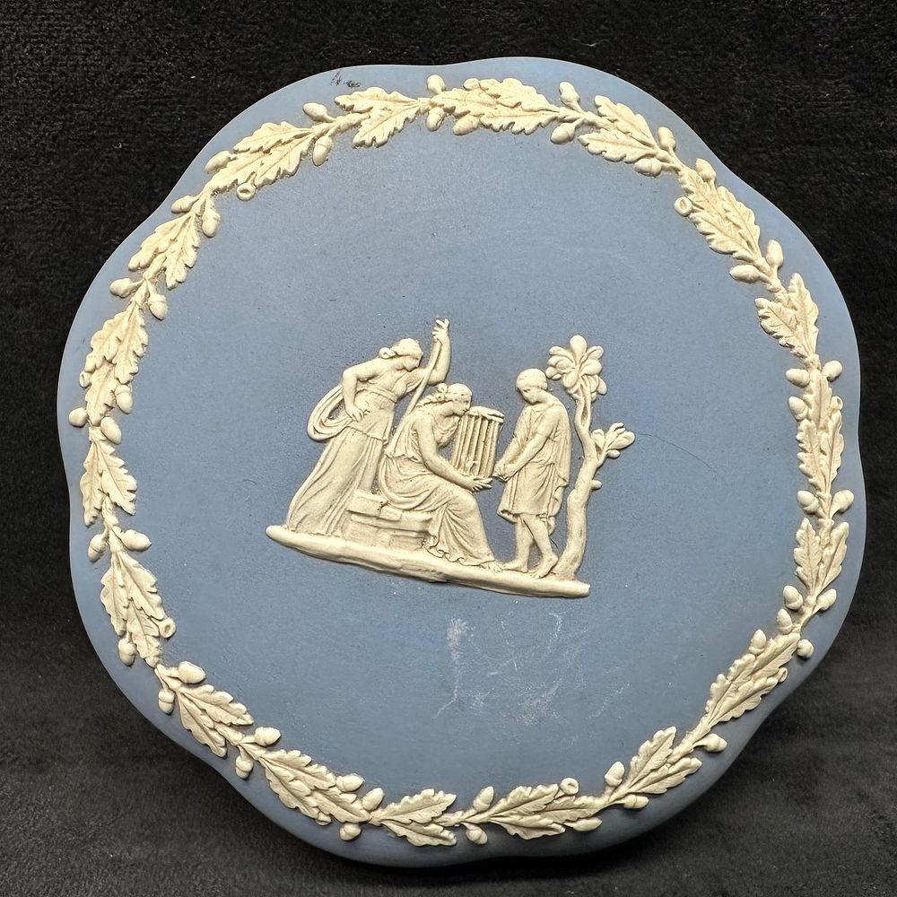 Lot 387: Wedgwood Blue Jasperware Trinket Jewelry Box Round Scalloped