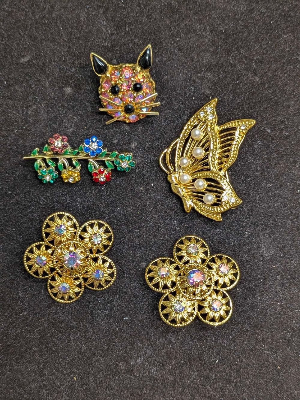 Lot 436: Vintage Unmarked AB Crystal Faux Pearl Rhinestone Clip On Earrings Brooch Pins