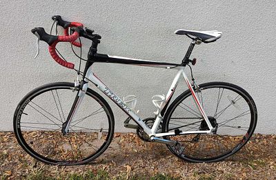 TREK Triple Aluminum Carbon Road Bike. Comes with Bontrager Race wheels and a wireless computer 