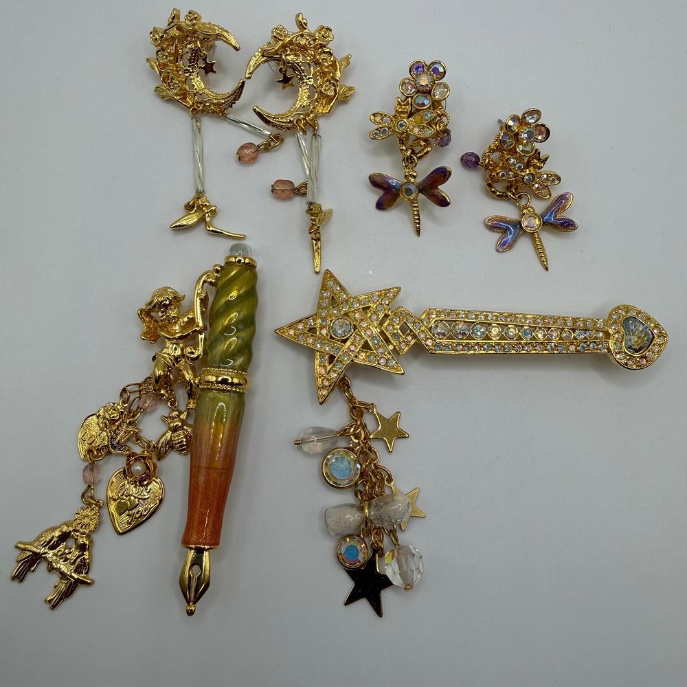 Lot 164: Fantasy Costume Jewelry of Kirks Folly Brooches and Earrings HG9