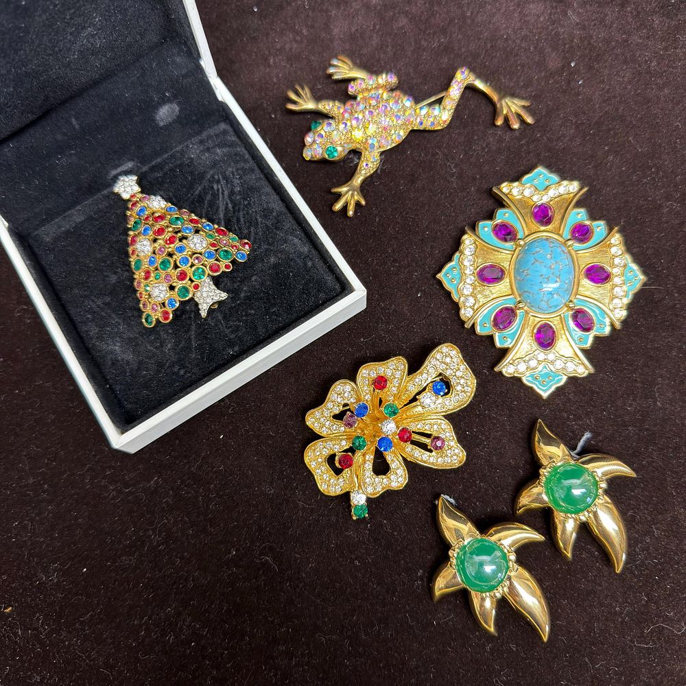 Lot 192: Designer Costume Jewelry Set Swarovski Christmas Tree Alana Stewart Brooch 5 Pcs