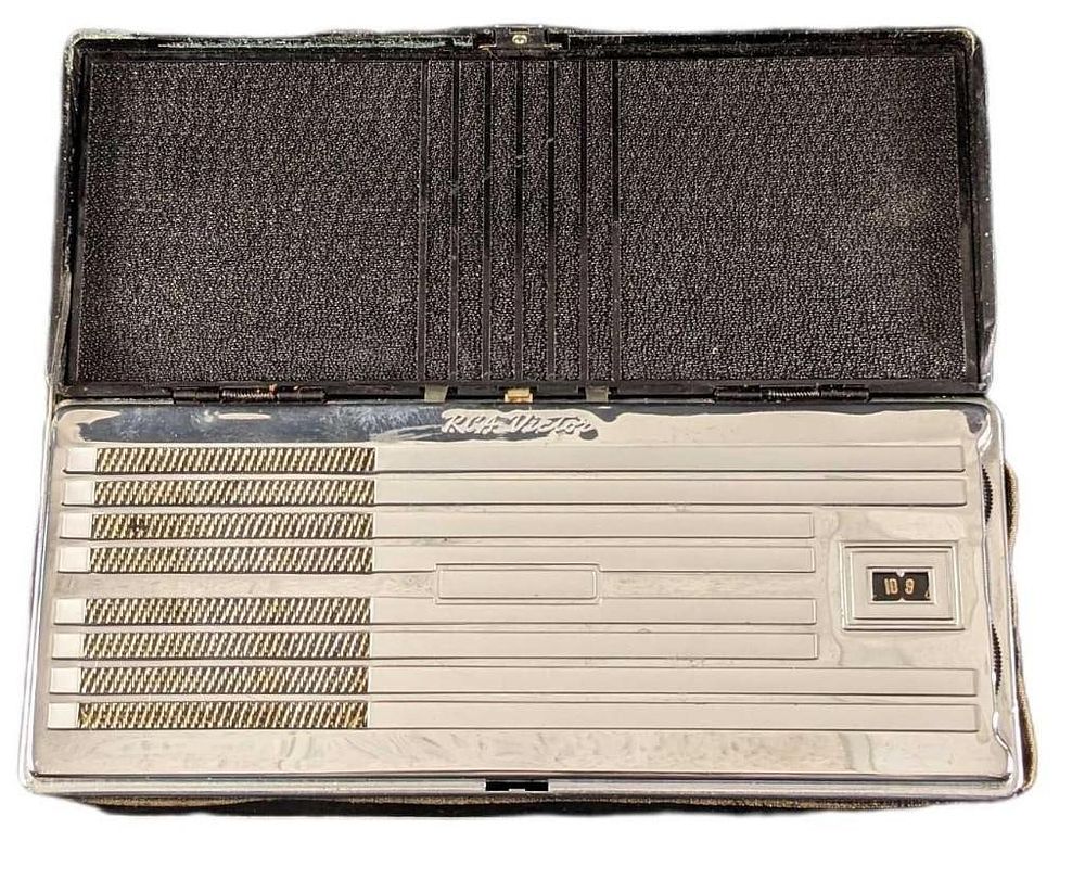 Lot 259: Vintage 1940s RCA Victor Portable BP-10 Portable Tube Radio