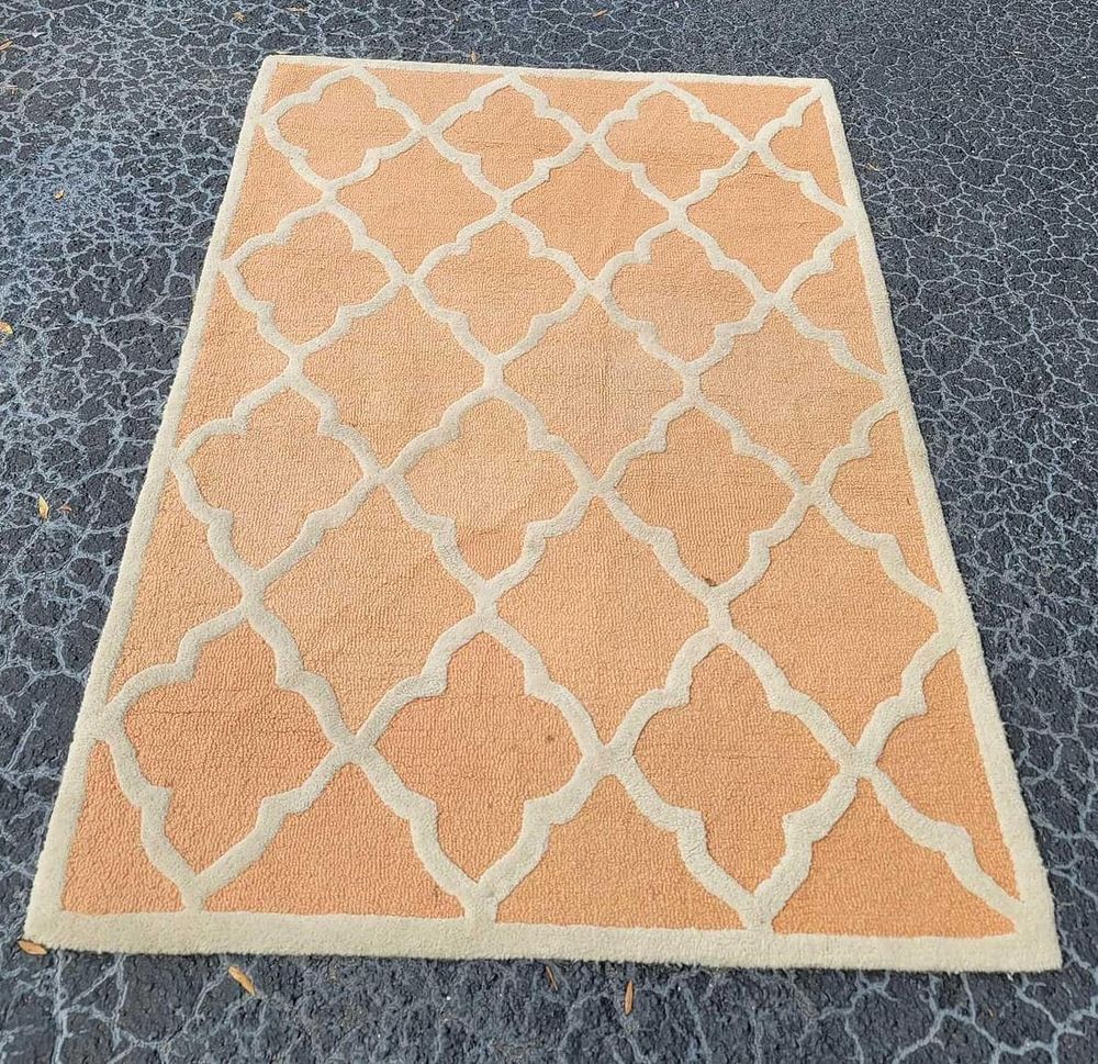 Lot 293: Safavieh Handmade Moroccan Cambridge Coral Ivory Wool Rug