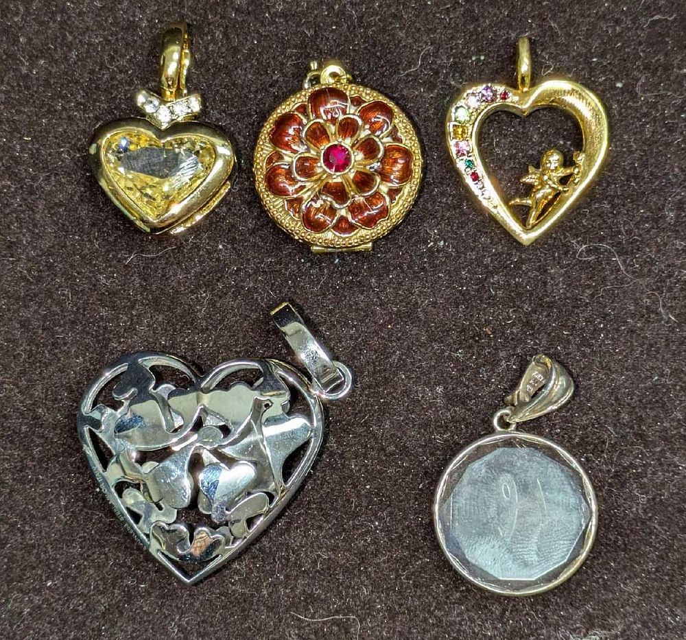 Lot 306: 5 Whitney Kelly Joan Rivers Nolan Miller  Pendants