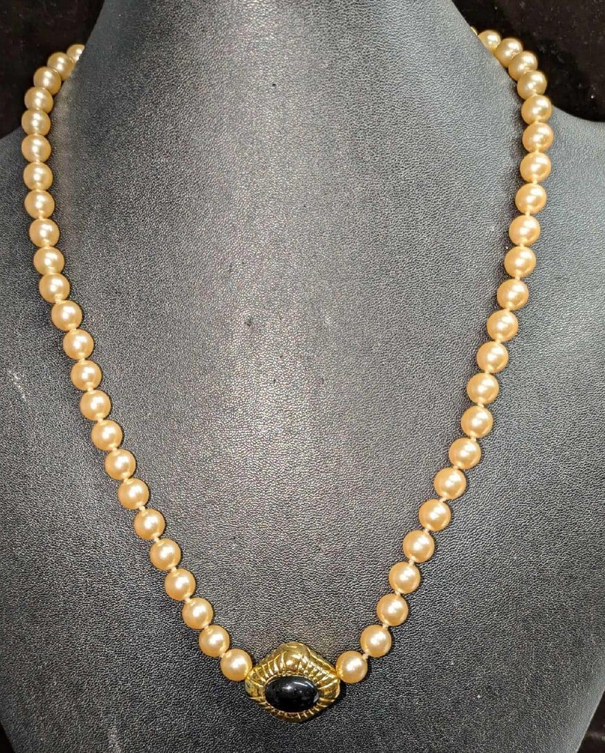 Lot 313: Vintage JSS Faux Pearl Necklace With Gold Tone Pendant