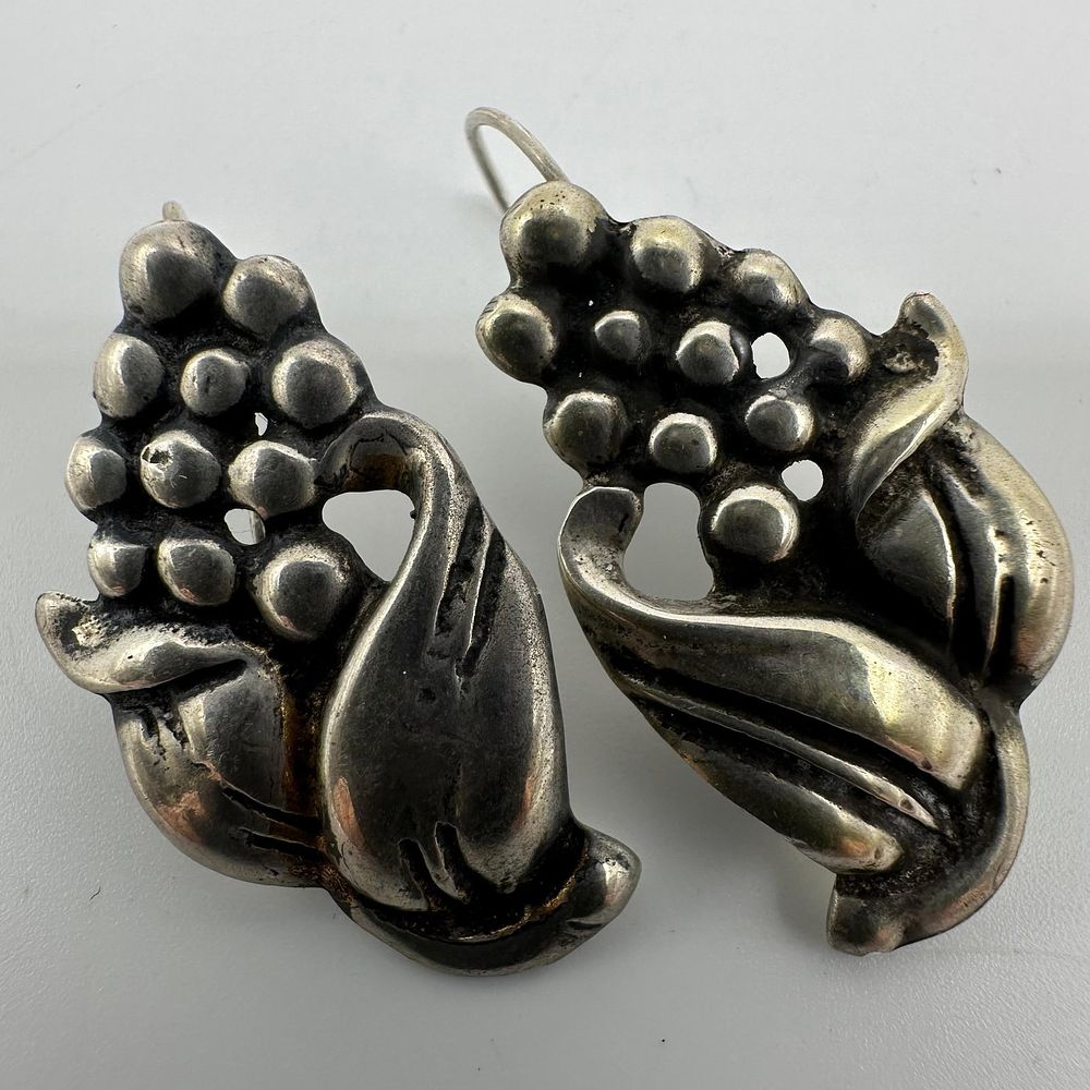Lot 314: Stylized Grape and Leaf Silver Dangle Earrings M29