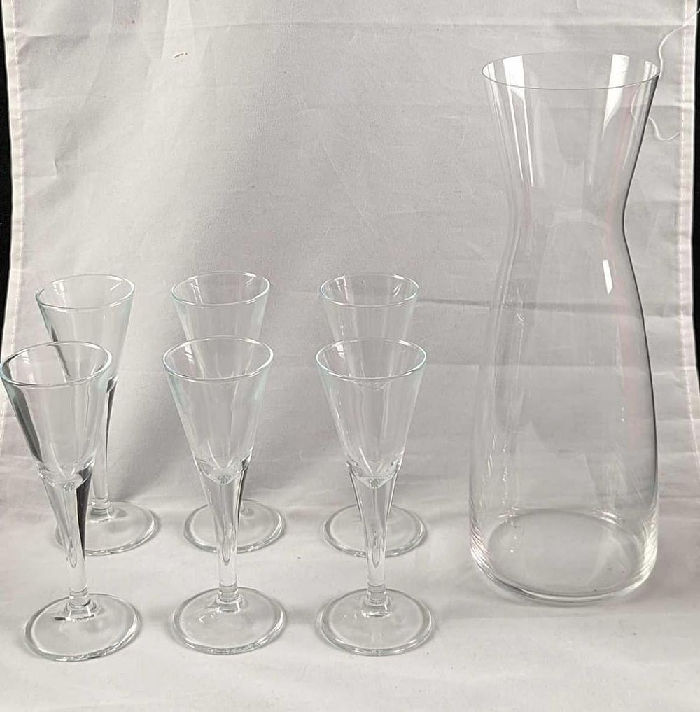 Lot 318: 6 IKEA Svalka Snap Glasses Soeugekau Karaffe Glass