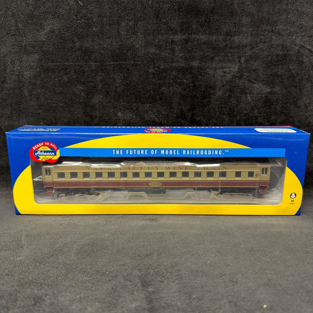 Lot 365: Zinfadel Athearn Napa Valley Wine Train HO Scale Coach Car