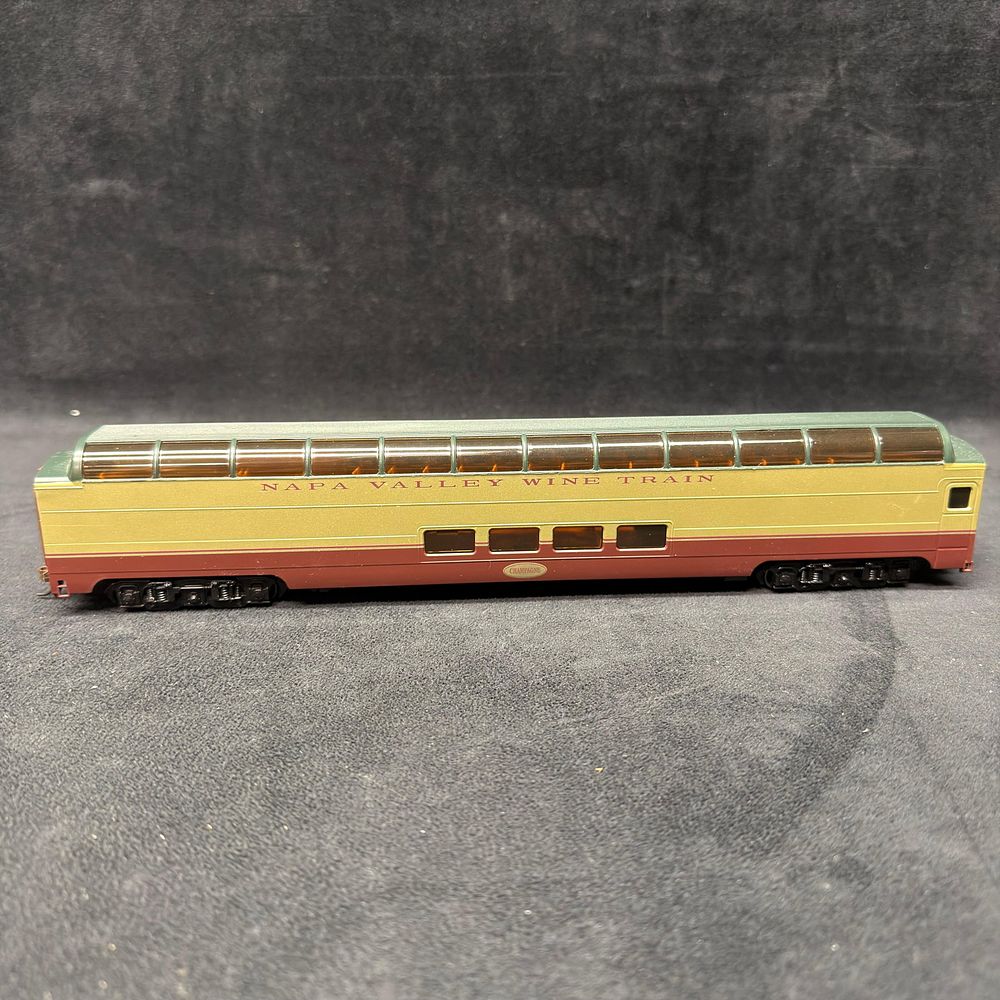 Lot 368: Bachmann Napa Valley Wine Train HO Scale Dome Car Champagne