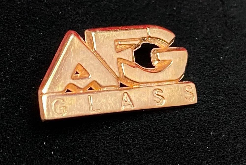 Lot 438: 10k Pin Award AFG Glass