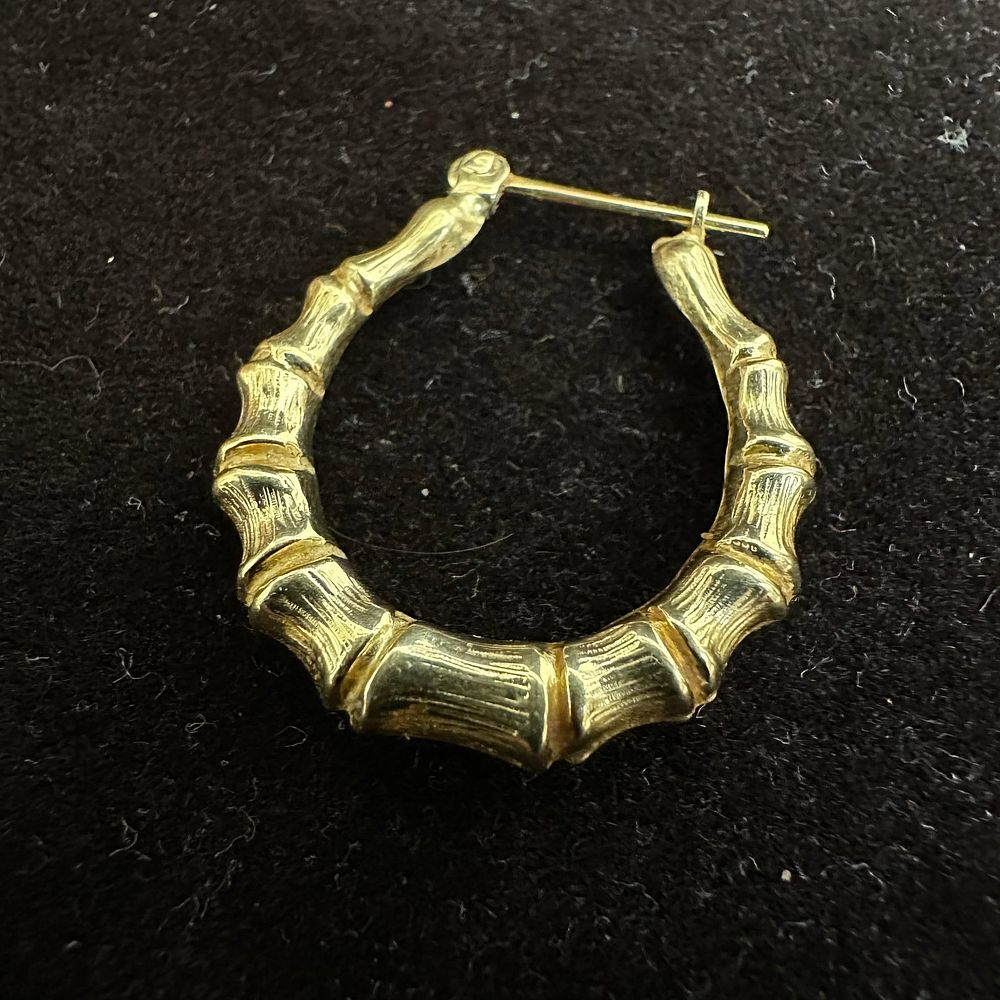 Lot 160: 14K Gold Ribbed Hoop Single Earring T82