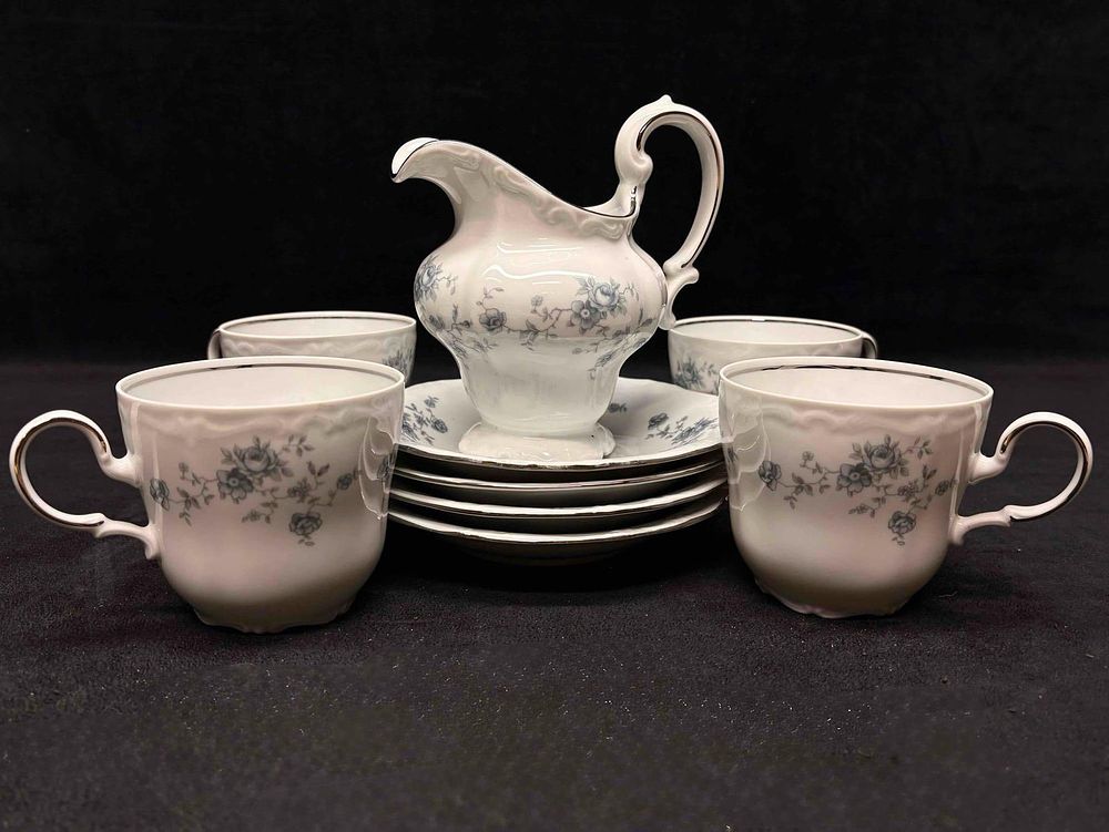 Lot 206: 9pc Vintage Johann Haviland Blue Garland Tea Set