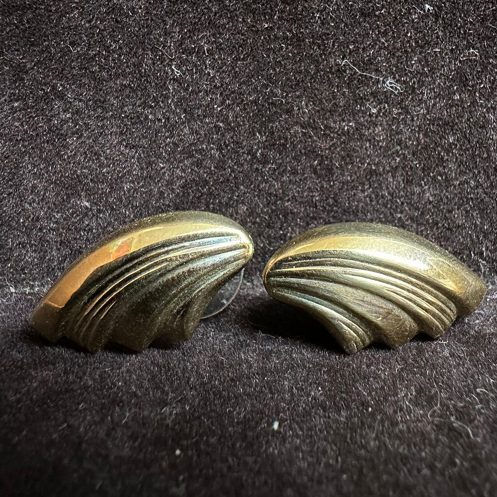Lot 231: 14K Gold Textured Tiered Leaf Design Earrings T85