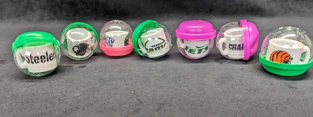 Lot 272: 7 Mini Ceramic NFL Football Team Mugs