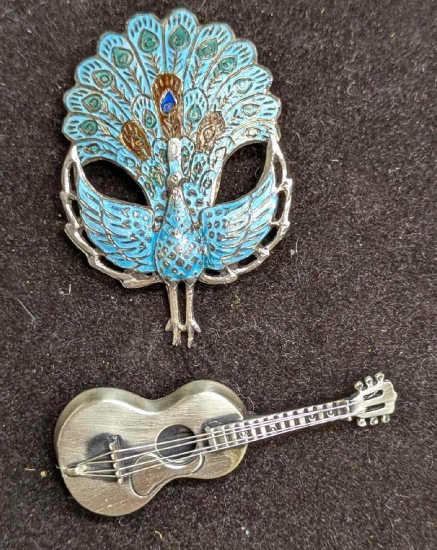 Lot 384: Vintage Siam Sterling Peacock And Beau Sterling Silver Guitar Brooch Pins
