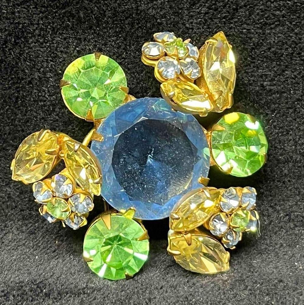 Lot 387: Vintage Signed Regency Gold Tone Brooch With Blue Green & Yellow Rhinestones