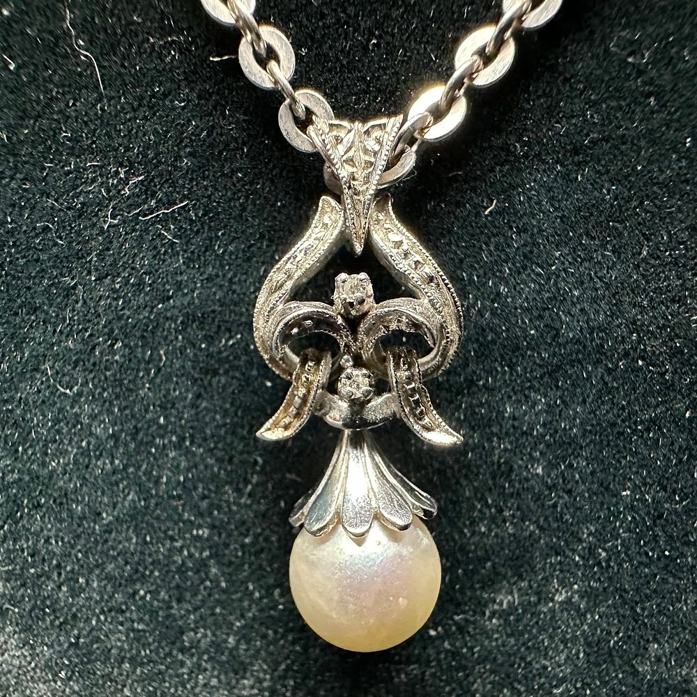 Lot 451: 18K Gold Necklace Pearl Cubic Zirconia Accent Pendant Jewelry Set L94
