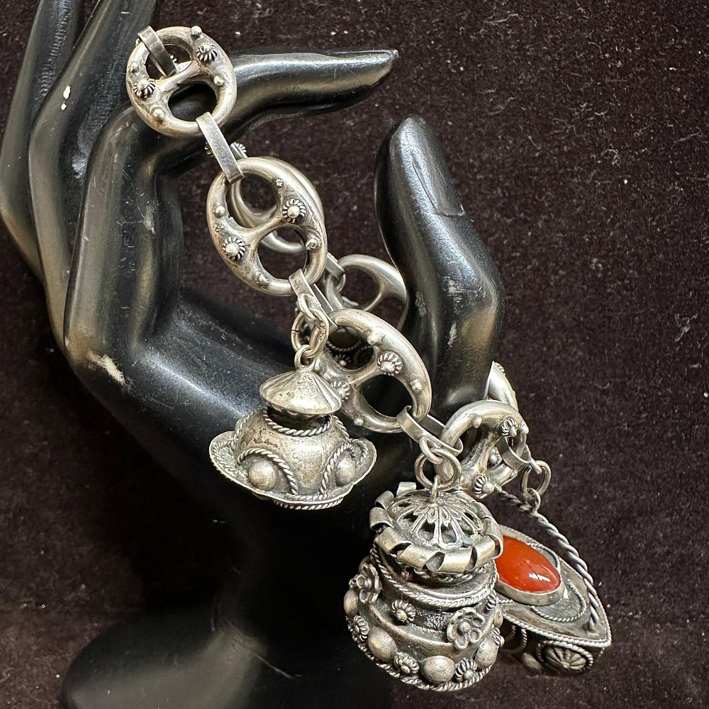 Lot 452: Ornate Fob Gemstone Five Charm Puff Mariner Chain Bracelet L86