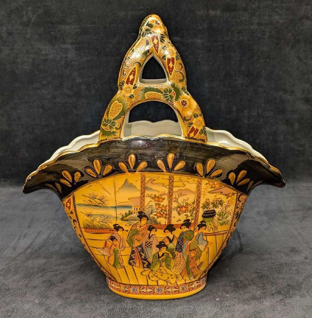 Lot 234: Vintage Chinese Satsuma Hand Painted Purse Vase