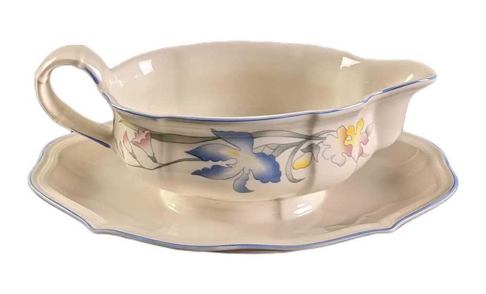 Lot 267: Retired Villeroy & Boch Riviera Porcelain Gravy Boat