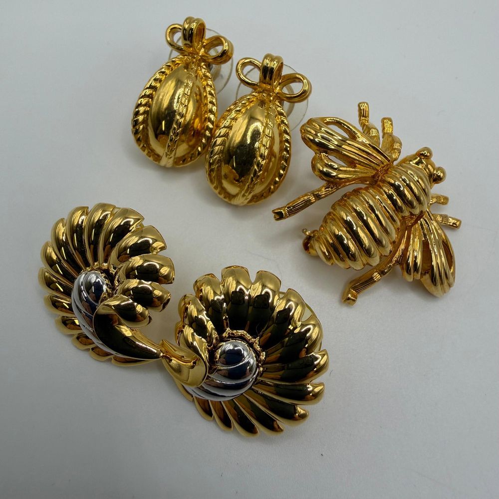 Lot 319: Joan Rivers Gold Tone Bee and Shell Motif Jewelry Group HH34