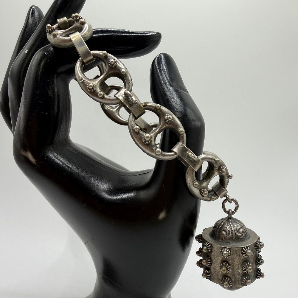 Lot 487: Fob Charm Green Stone Accent 800 Silver Floral Motif Bracelet ER45
