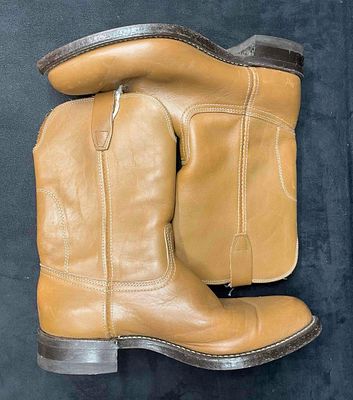 Mens Vulcan Mens Cowboy Style Boots Made in The U.S.A Size 11. This lot contains a Mens Vulcan 