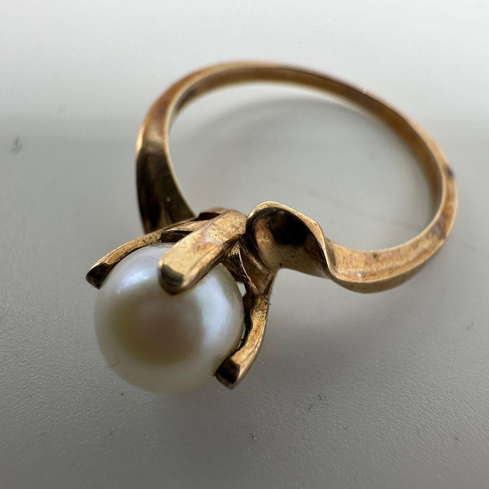Lot 177: 10K Yellow Gold Freshwater Pearl Size 6 Ring