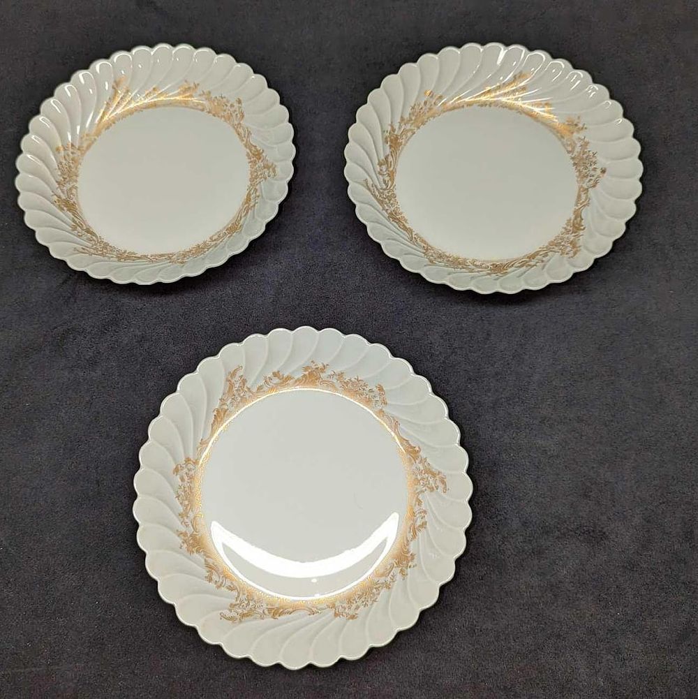 Lot 211: 3 Retired Haviland Ladore Coupe Soup Bowls