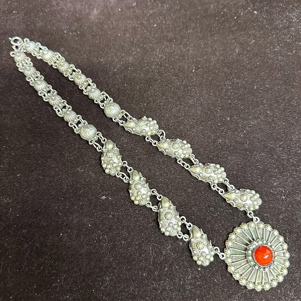 Lot 221: 800 Silver Carnelian Sunburst Circular Pendant Necklace L44
