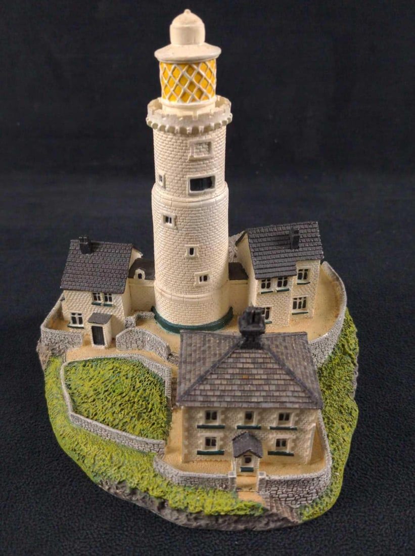 Lot 230: Danbury Mint Start Point English Lighthouse
