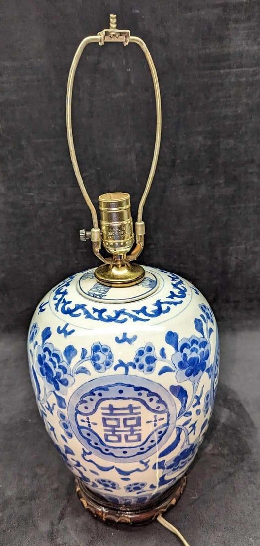 Lot 282: Vintage Chinese Blue & White Decorated Vase Lamp B