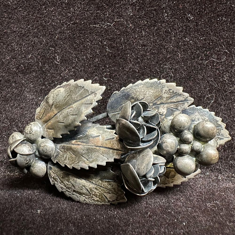 Lot 312: Floral Bouquet Sterling Silver Flower Brooch L53