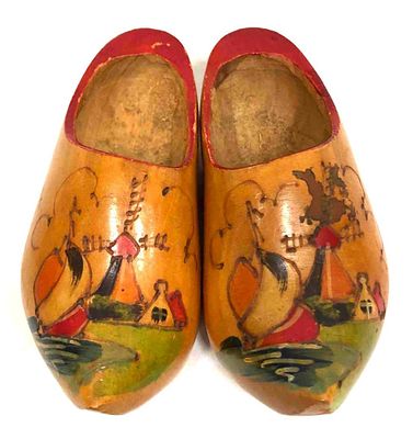 Hand Carved/Painted Dutch Wooden Clogs. This lot contains a pair of hand carved/painted Dutch 