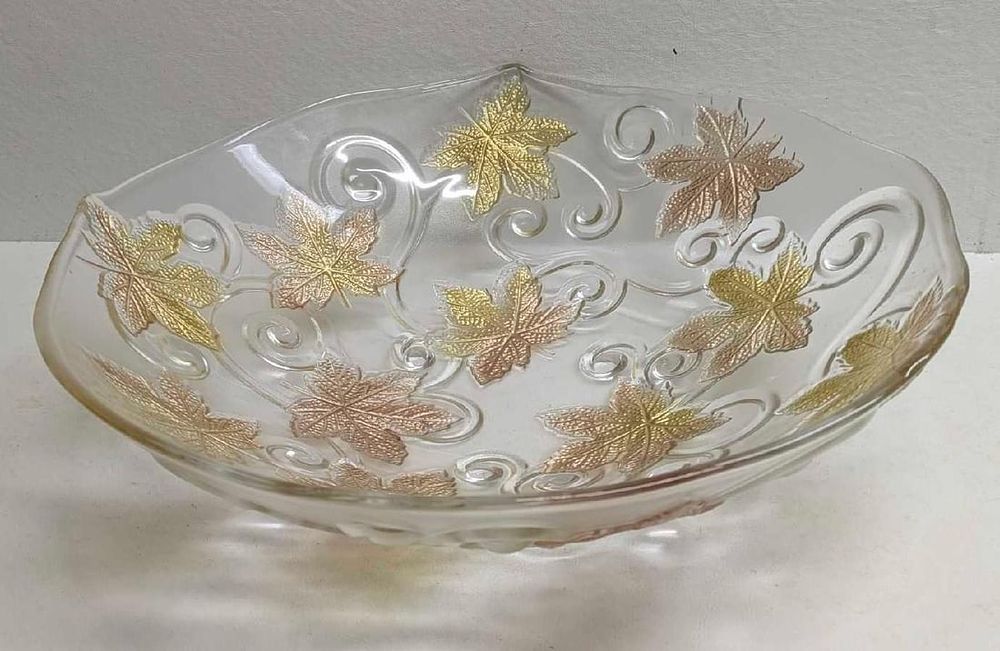 Lot 341: Large Glass Foliage Leaf Textured Bowl