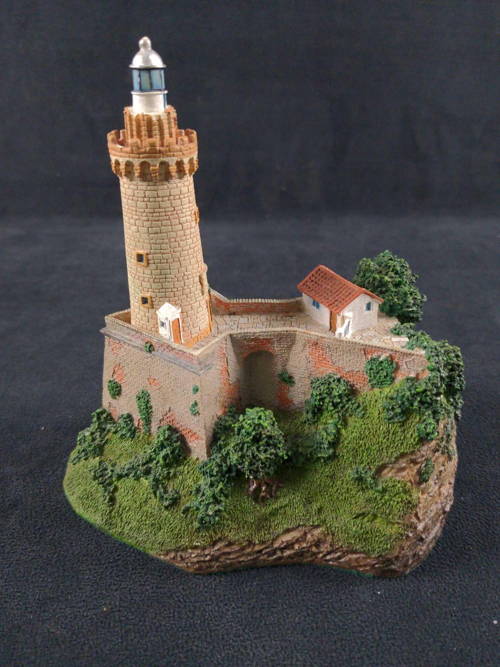 Lot 385: Danbury Mint Portoferraio Italian Lighthouse