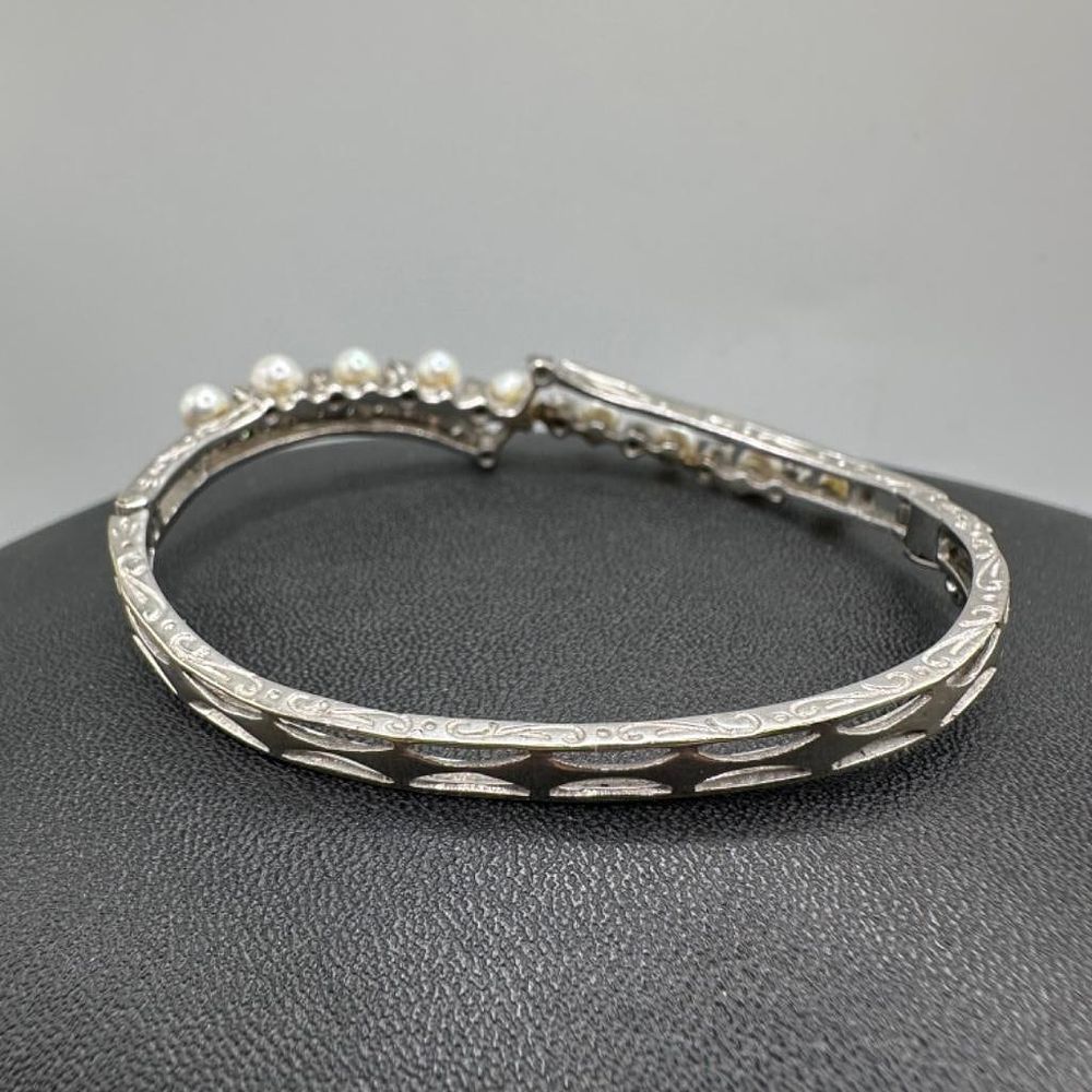 Lot 394: 14k White Gold Diamond & Pearl Hinged Bangle