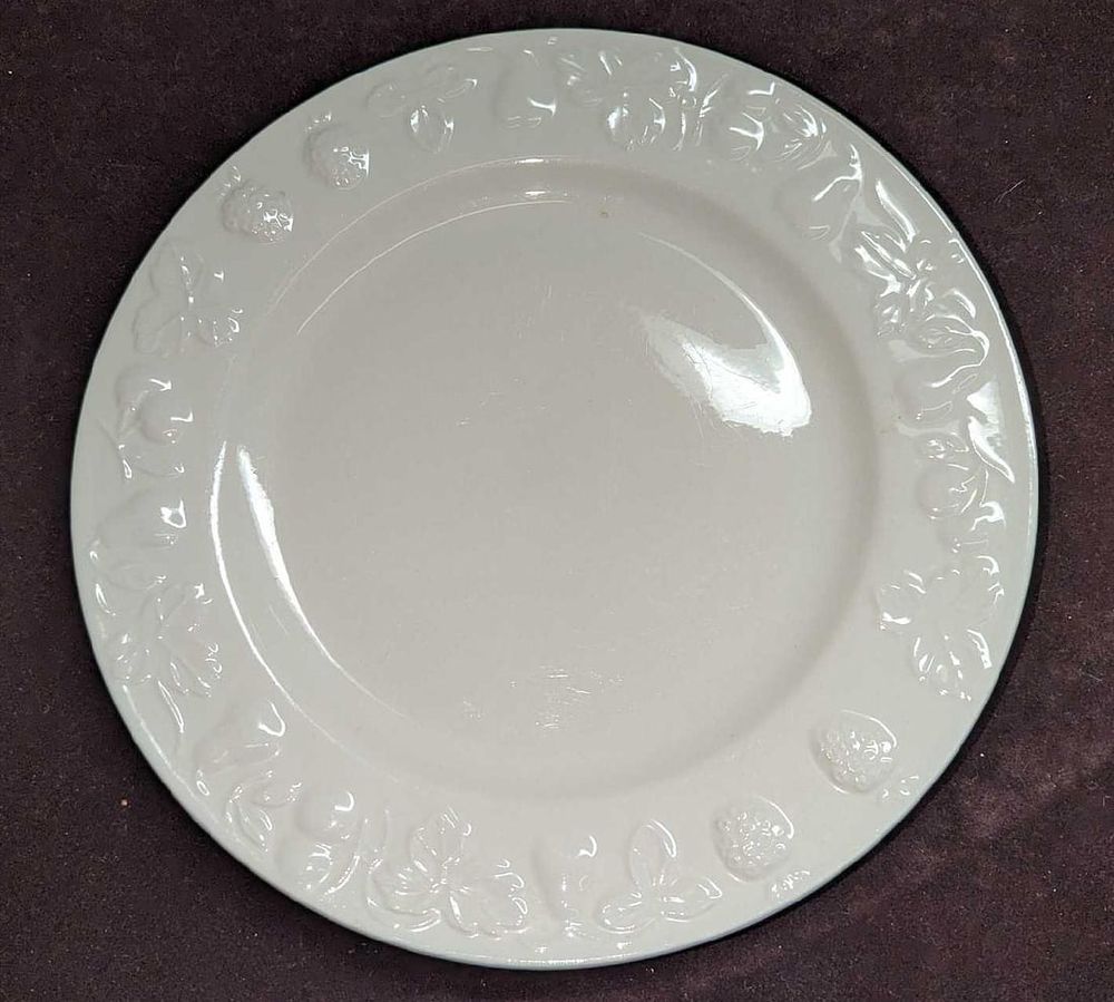Lot 401: Vintage Retired Tabletops Unlimited Orchid Dinner Plate
