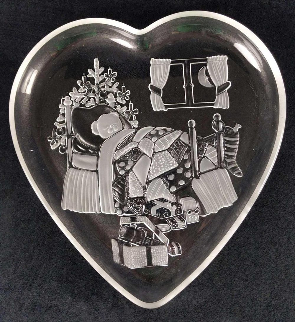 Lot 419: Christmas Dream Glass Heart Shaped Serving Tray by Mikasa