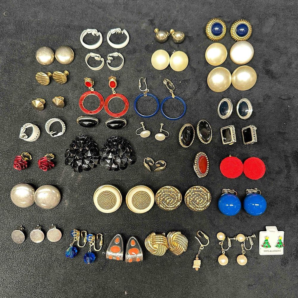 Lot 420: Collection Assorted Costume Jewelry Earrings