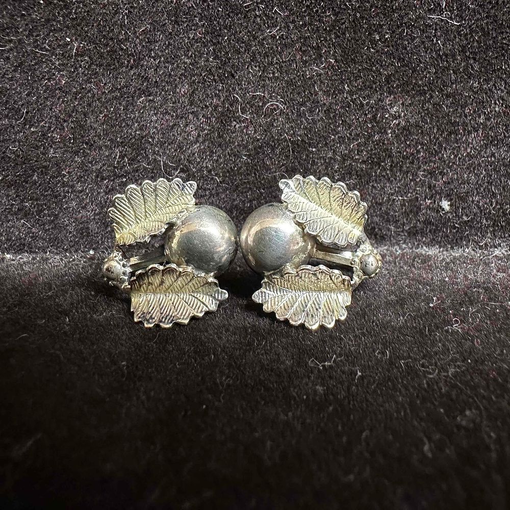 Lot 490: Unique Antique Ball Double Leaf Grecian Style Sterling Silver Earrings I23