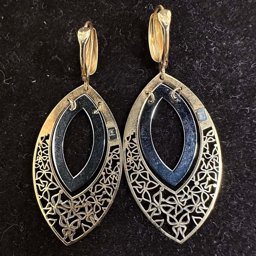 Lot 204: Two Tone Filigree Teardrop Dangle Earrings M75