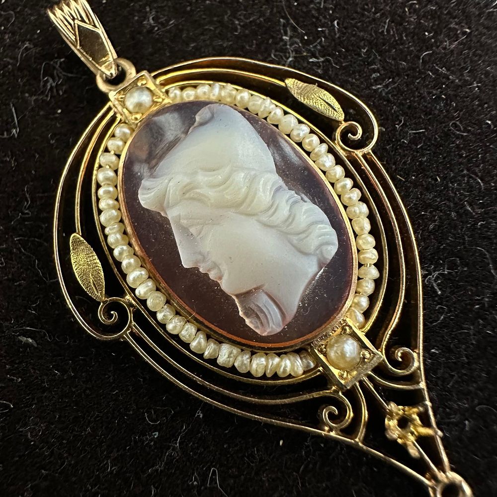 Lot 214: Shell Cameo 10K Gold Pendant